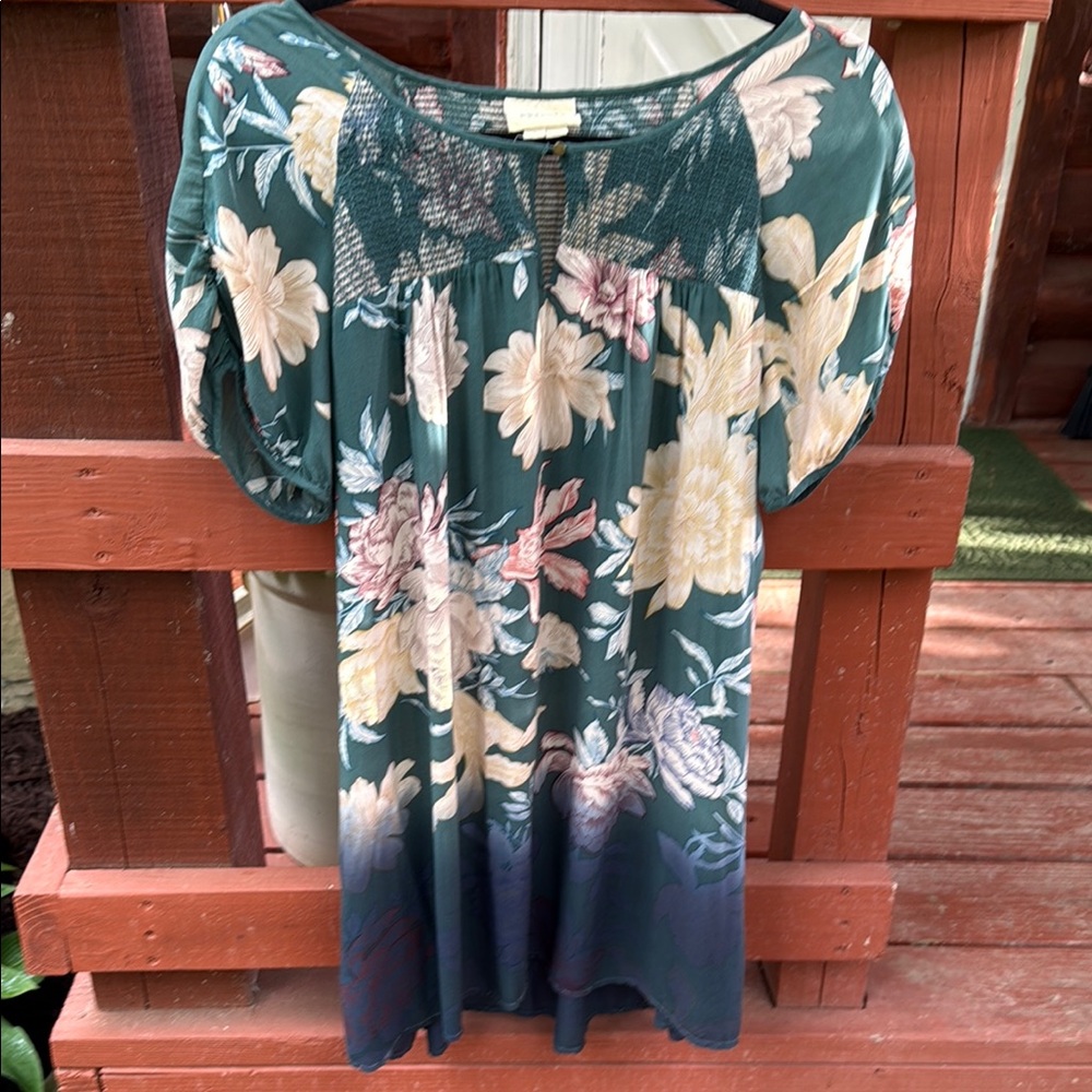 Gorgeous floral Tunic with pockets, Size Large